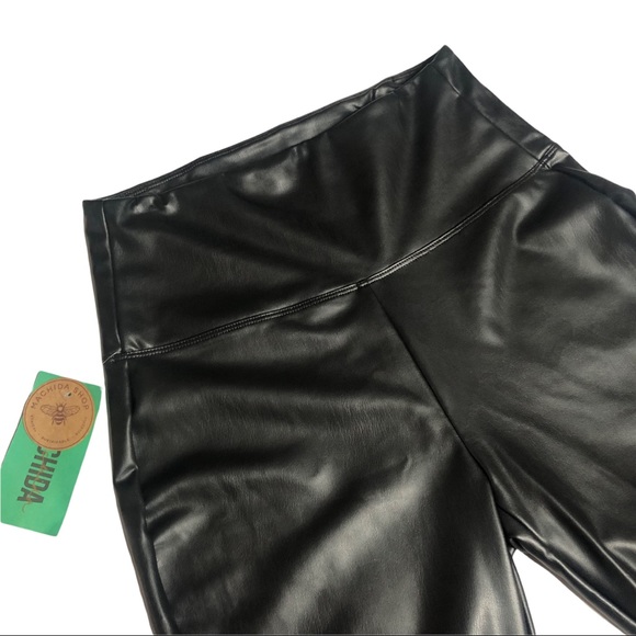 High Rise Faux Leather Leggings in Black. Size XL. - Picture 4 of 5